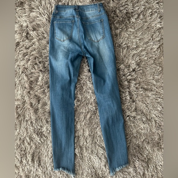 Distressed blue jeans - Picture 5 of 8
